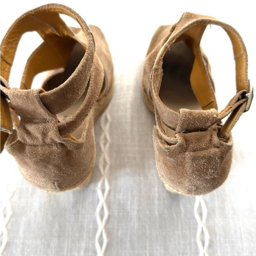 Bettye Muller Women’s Tan Suede Wedge Platform /Espadrille Shoes Size 9.